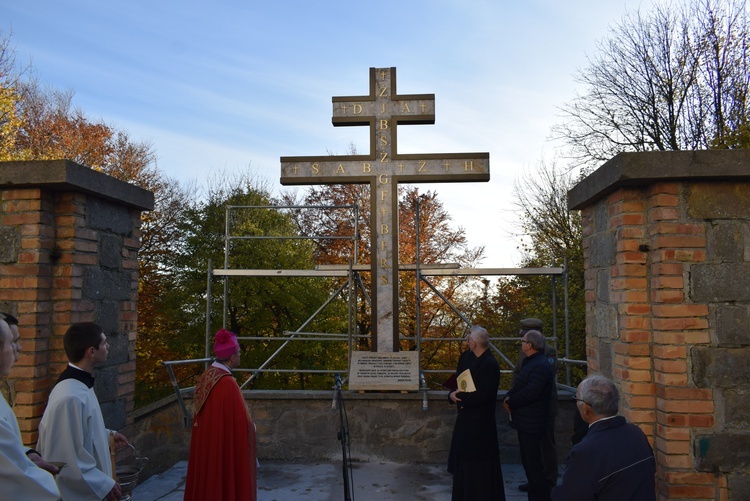 Przy bazylice na Świętym Krzyżu ustawiono krzyż morowy