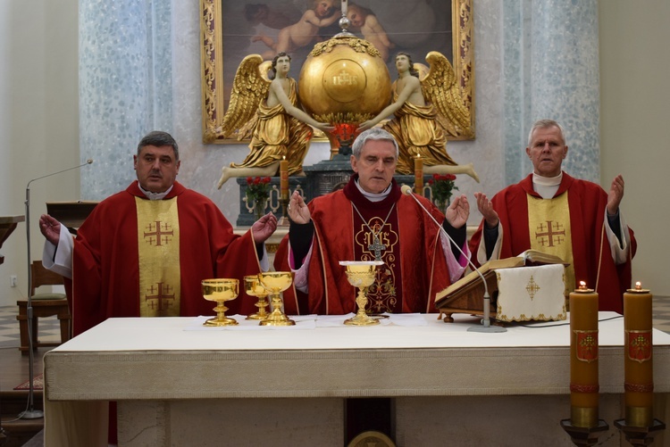 Przy bazylice na Świętym Krzyżu ustawiono krzyż morowy