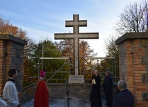 Krzyż morowy został zamontowany przy murze okalającym klasztor.