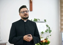 Ks. Piotr Spyra w wałbrzyskiej parafii. 