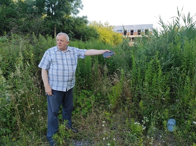 - Tu będzie droga dojazdowa i parking, ale czekamy na przekazanie przez Lasy Państwowe i Gminę Skaryszew skrawka ziemi aby mogła powstać – mówi ks. Kujawski.