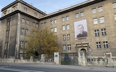 Kraków. Wizerunek ks. Jana Machy na budynku byłego seminarium