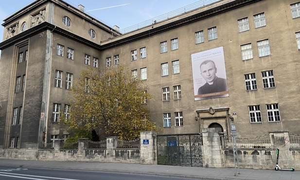Kraków. Wizerunek ks. Jana Machy na budynku byłego seminarium