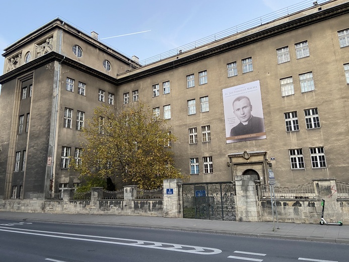 Kraków. Wizerunek ks. Jana Machy na budynku byłego seminarium