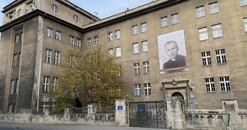 Kraków. Wizerunek ks. Jana Machy na budynku byłego seminarium