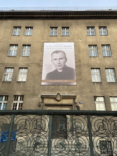Kraków. Wizerunek ks. Jana Machy na budynku seminarium