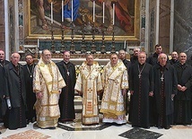 Po Mszy św. przy grobie św. Jana Pawła II w bazylice watykańskiej.