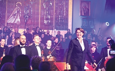 	Prawykonaniem oratorium dyrygowała Monika Wolińska. 