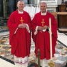 Biskupi Marek Solarczyk (z prawej) i Piotr Turzyński przed Eucharystią w bazylice św. Piotra na Watykanie.