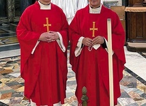 Biskupi Marek Solarczyk (z prawej) i Piotr Turzyński przed Eucharystią w bazylice św. Piotra na Watykanie.