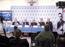 ▲	W Warszawie o przyszłym błogosławionym opowiadali (od prawej): ks. Roman Chromy, ks. Damian Bednarski,  abp Wiktor Skworc, Andrzej Grajewski. Spotkanie poprowadził Marcin Przeciszewski z KAI.