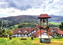 ◄	Dzwonnica została umiejscowiona  na wzgórzu powyżej domu rekolekcyjnego.