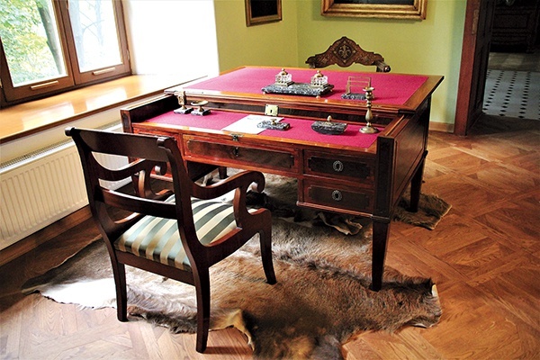 Część mebli już znalazła się na stałej ekspozycji, m.in. biurko Józefa Poniatowskiego.