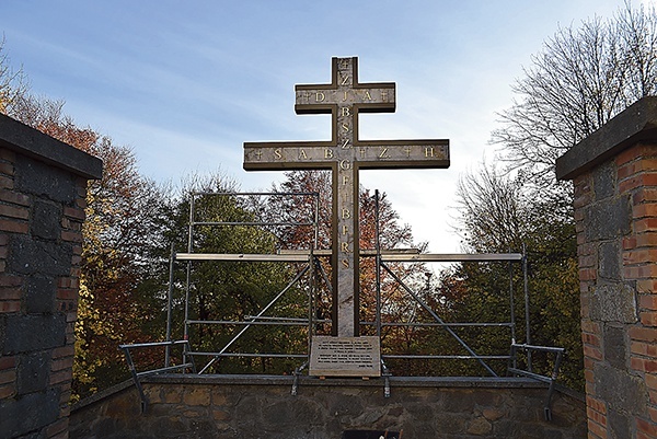 Konstrukcję wykonano z profili stalowych wypełnionych onyksem.