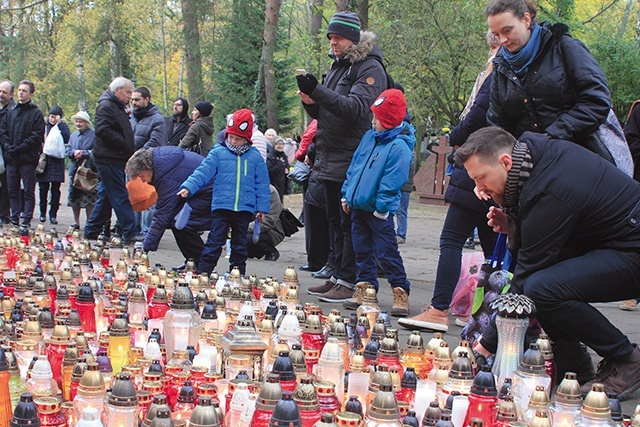 	Uroczystości Wszystkich Świętych oraz Dzień Zaduszny są zachętą, byśmy sami dążyli  do świętości.