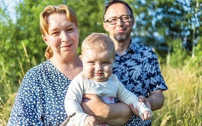 Bernadetta i Jarek z najmłodszą córką Olgą.