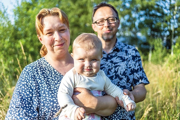 Bernadetta i Jarek z najmłodszą córką Olgą.