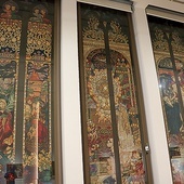 ▲	120 lat temu krakowianin Józef Mehoffer zaprojektował m.in. witraż „Najświętszy Sakrament” do katedry św. Mikołaja w szwajcarskim Fryburgu. Na wystawie można zobaczyć kartony projektowe tego dzieła.