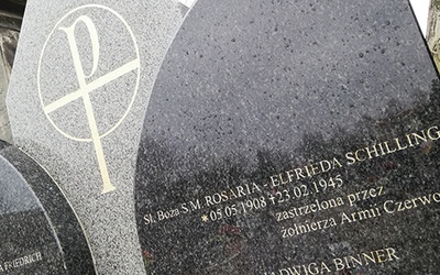 ▲	Jedna z sióstr spoczywa na cmentarzu w Nowogrodźcu. 