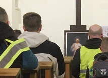 ▲	Mężczyźni dziękowali Bogu za otrzymane łaski, a trud wędrówki ofiarowali jako pokutę i wynagrodzenie za grzechy swoje, bliskich i narodu.