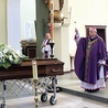Uroczystości pogrzebowej przewodniczył  bp Jan Kopiec. 