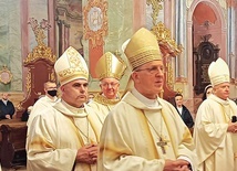 ▲	Uroczystą Mszę św. razem z arcybiskupem sprawowali biskupi pomocniczy.