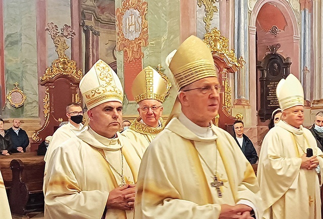 ▲	Uroczystą Mszę św. razem z arcybiskupem sprawowali biskupi pomocniczy.