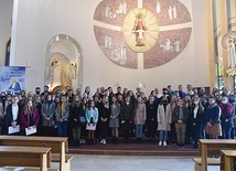 Młodzi objęci pomocą nie tylko dobrze się uczą, ale aktywnie włączają się w życie swoich parafii. 