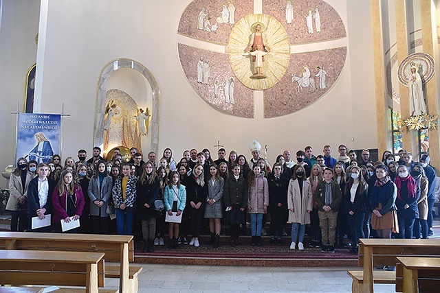 Młodzi objęci pomocą nie tylko dobrze się uczą, ale aktywnie włączają się w życie swoich parafii. 