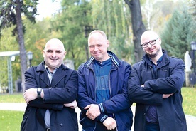 Mężczyźni św. Józefa z Limanowej: Tadeusz Golonka (z lewej), Mariusz Pytel (z prawej). W środku Piotr Smajdor, lider wspólnoty z Tarnowa.