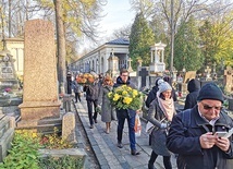 Kwestarze często byli pytani, jak trafić do konkretnego grobu. Teraz wszystkim pomoże apka.