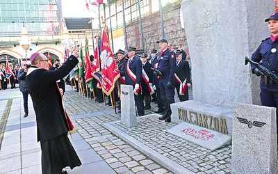 Po Mszy bp Kiciński poświęcił posąg św. Katarzyny Aleksandryjskiej, przeniesiony po 39 latach spod lokomotywowni, w której głodowali protestujący, przed Dworzec Główny PKP.
