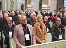 Zanim uczestnicy spotkali się w auli na obradach, wołali o Ducha Świętego w kościele seminaryjnym.