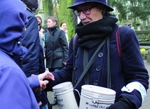 Co roku w zbiórkę na rzecz Starych Powązek włącza się aktorka Maja Komorowska.