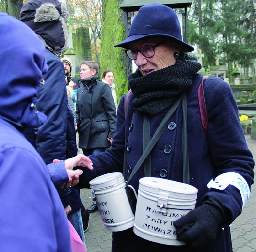 Co roku w zbiórkę na rzecz Starych Powązek włącza się aktorka Maja Komorowska.