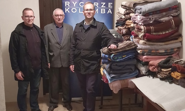 Zebrali 100 koców. Teraz je rozdają