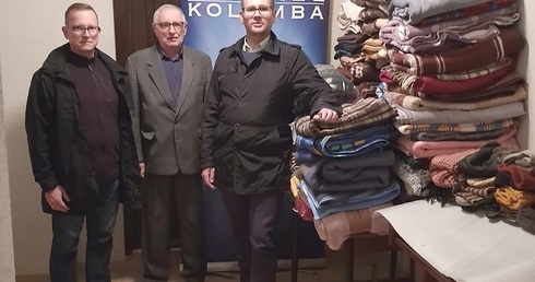 Zebrali 100 koców. Teraz je rozdają