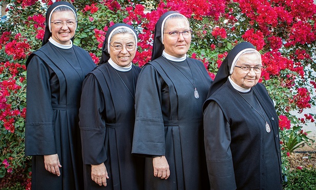 Elżbietanki posługujące aktualnie w Nowym Domu Polskim, od lewej: s. Klara Wdowikowska, s. Róża Pacocha, s. Benigna Okupnik, s. Caritas Ziółkowska.