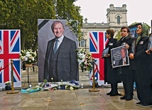 Przed siedzibą brytyjskiego Parlamentu mieszkańcy Londynu składali hołd zamordowanemu posłowi Davidowi Amessowi.