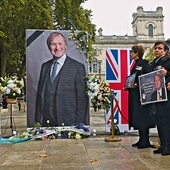 Przed siedzibą brytyjskiego Parlamentu mieszkańcy Londynu składali hołd zamordowanemu posłowi Davidowi Amessowi.