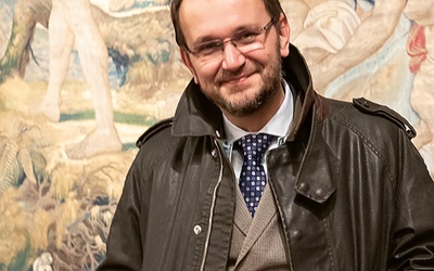 Pomysłodawcą wystawy „Wszystkie arrasy króla” jest dr hab. Andrzej Betlej, dyrektor Zamku Królewskiego na Wawelu.