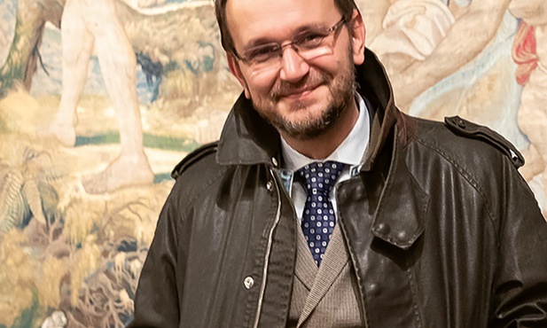 Pomysłodawcą wystawy „Wszystkie arrasy króla” jest dr hab. Andrzej Betlej, dyrektor Zamku Królewskiego na Wawelu.