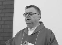 O. Krzysztof Janas OFMConv podczas Mszy św. we wspomnienie św. Maksymiliana - 14 sierpnia 2021 r. - w kościele w Harmężach.