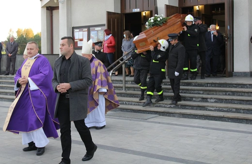Pogrzeb śp. ks. prałata Eugeniusza Góry w Janowicach