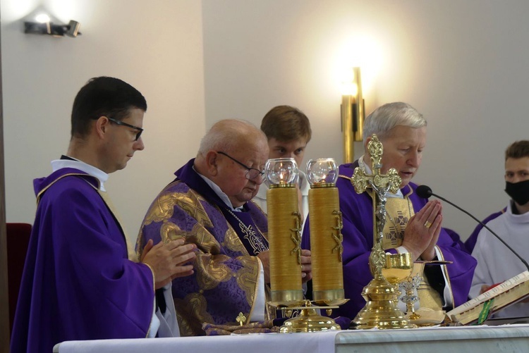 Pogrzeb śp. ks. prałata Eugeniusza Góry w Janowicach