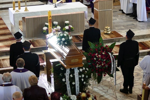 Pogrzeb śp. ks. prałata Eugeniusza Góry w Janowicach