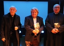 Spotkanie oparte było na wspomnieniach ks. Jerzego Czarnoty (z lewej), Waldemara Smaszcza i ks. Stanisława Banacha.