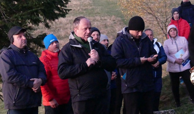 Bartłomiej Kukuczka (P) i ks. Krzysztof Pacyga - proboszcz z Koniakowa, podczas inauguracji wypraw różańcowych na Ochodzitej.