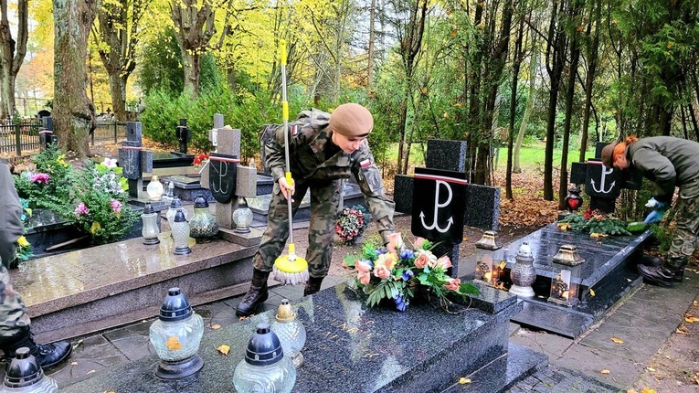 Terytorialsi uporządkowali mogiły żołnierzy w Kołobrzegu