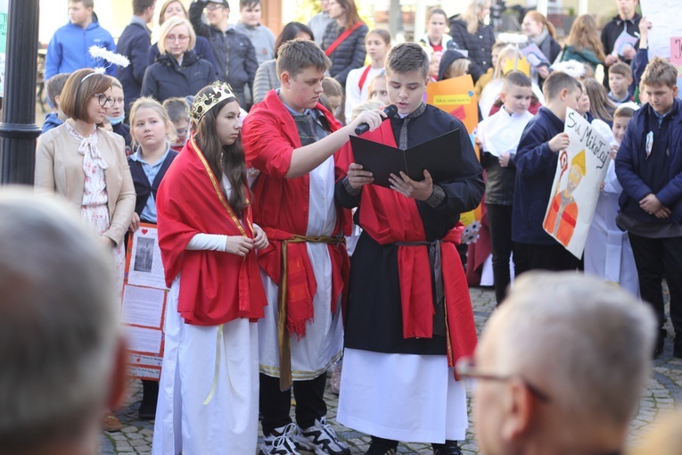 Polkowice. Święci na rynku